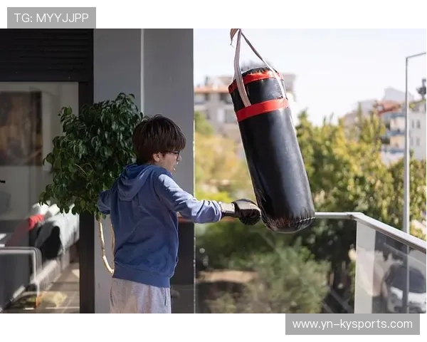 大型陆上沙袋搏击赛，力量与技巧的激烈碰撞，沙袋拳击视频教学